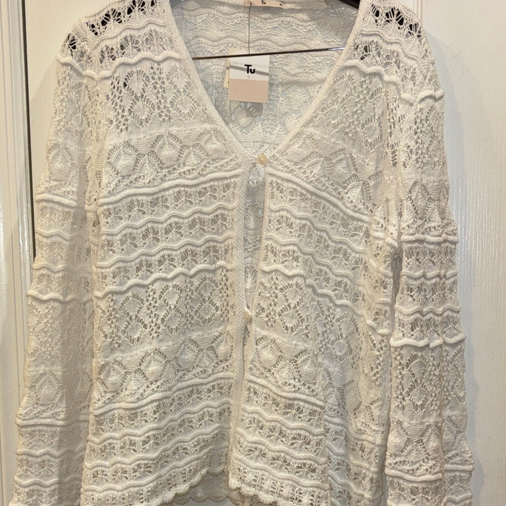 Tu BRAND FROM THE UK WHITE COTTON
SWEATER 3 BUTTON CLOSURE DELICATE & FEMININE